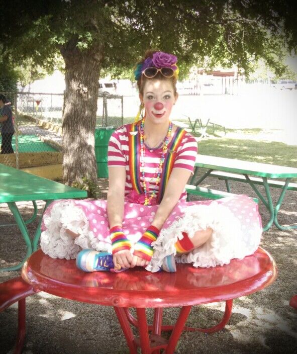 Dallas clown, cute girl clown, clown show dallas, irving, arlington, fort worth, richardson, plano, grapevine, garland, allen, texas, face painting clown, clown balloon twisting